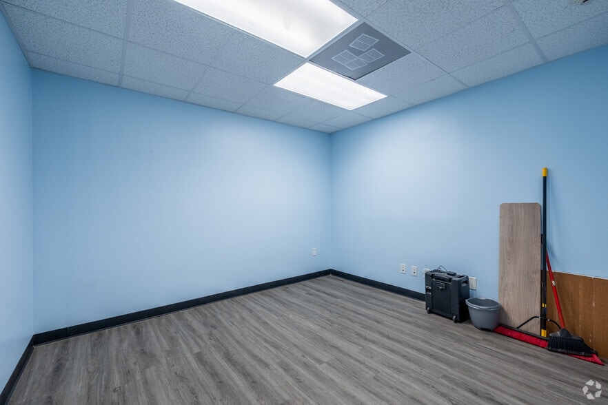 More Photos Of 2127 Grand Blvd, Holiday Light Distribution For Sale