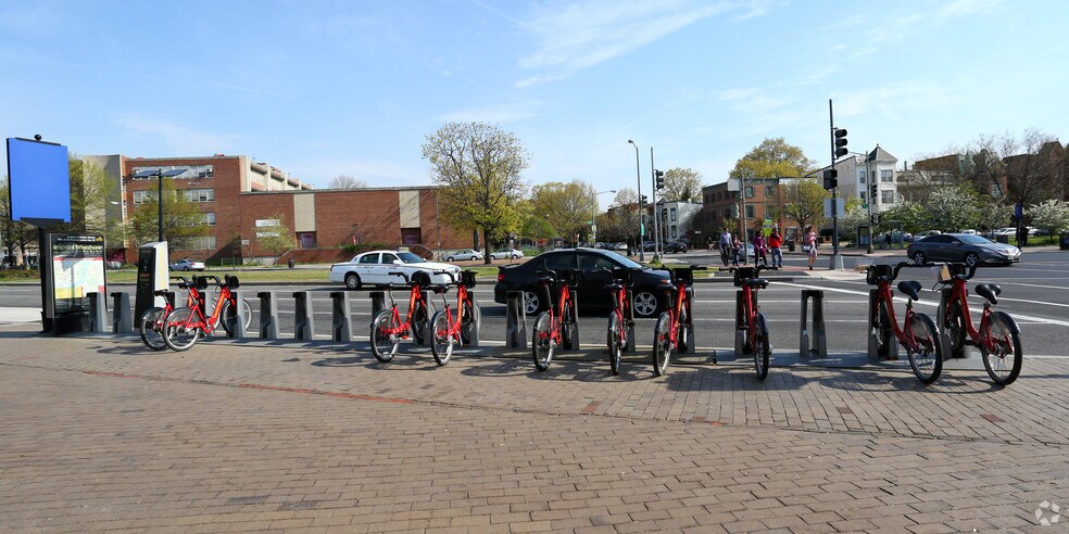 More Photos Of 516 8th St SE, Washington Storefront For Sale
