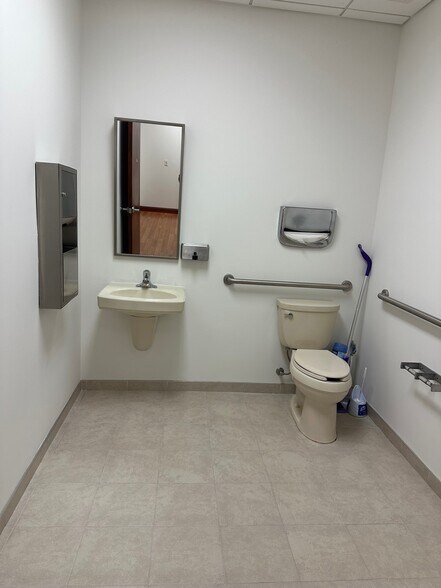 More Photos Of 19785 Crystal Rock Dr, Germantown Medical For Lease