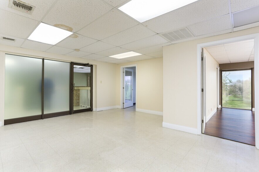More Photos Of 4139 Gardendale St, San Antonio Office For Sale