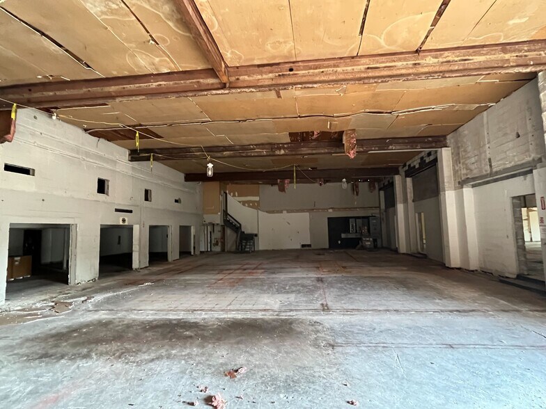 More Photos Of 942 S 2nd St, Louisville Light Distribution For Sale