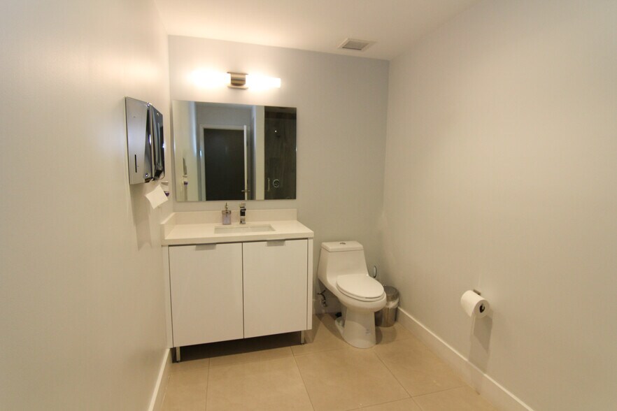 More Photos Of 8111-8119 NW 33rd St, Miami Warehouse For Sale