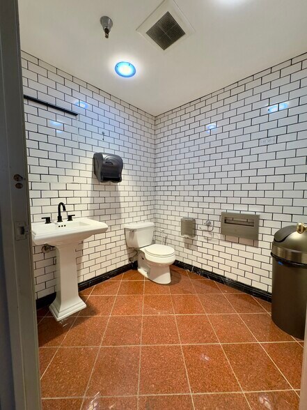 More Photos Of 801 N Lake St, Burbank Warehouse For Lease