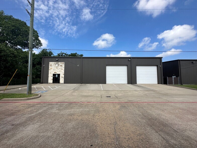More Photos Of 9141 Emmott Rd, Houston Warehouse For Lease
