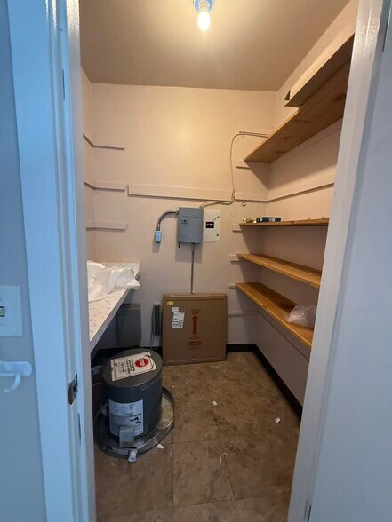 More Photos Of 1592 NW Maple St, Issaquah Showroom For Lease