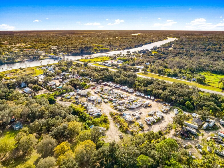 More Photos Of 121 Riverbend Dr, LaBelle Marina For Sale