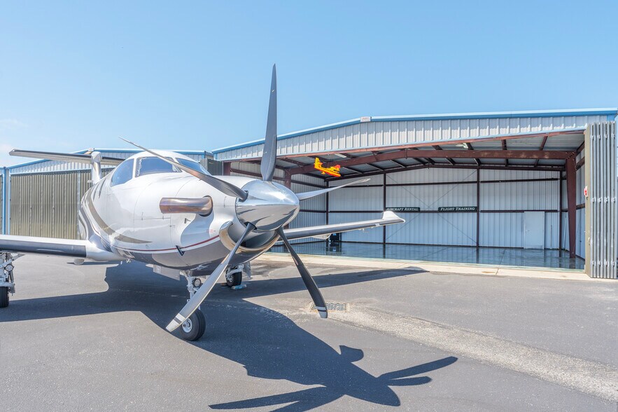 More Photos Of 1204 Airport Rd, Monterey Airplane Hangar For Lease