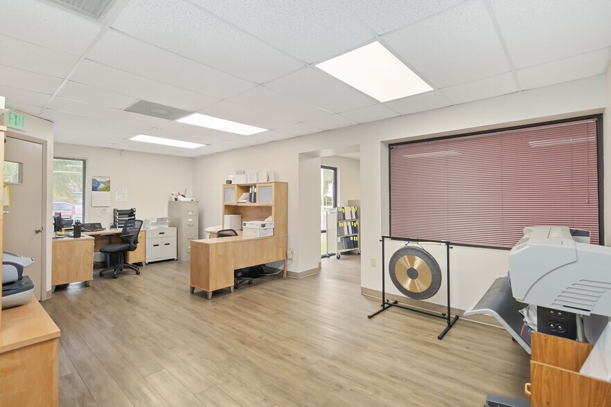 More Photos Of 1076 Florida Central Pky, Longwood Warehouse For Lease