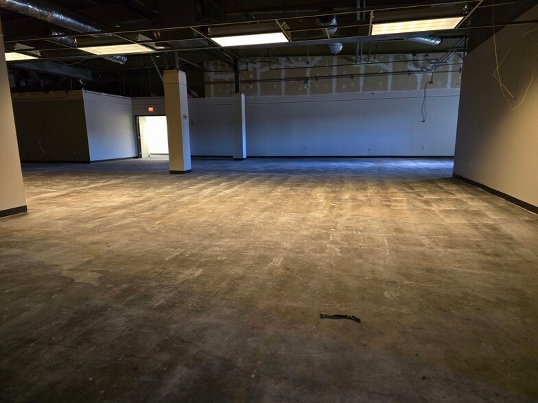 More Photos Of 557 E Tallmadge Ave, Akron Warehouse For Lease