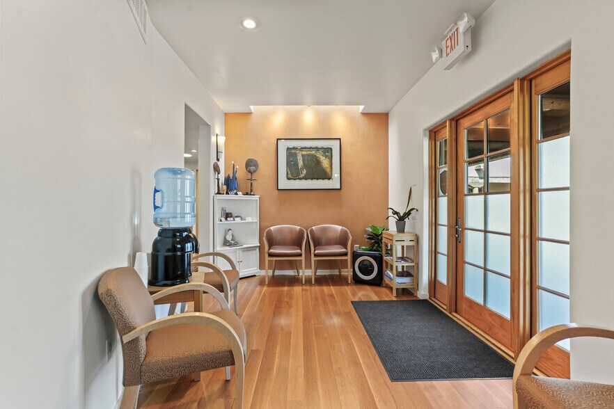 Primary Photo Of 103 S St Francis Dr, Santa Fe Medical For Sale