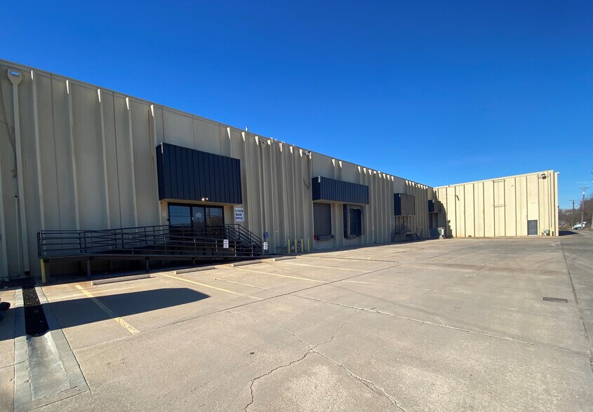 More Photos Of 816 E Funston St, Wichita Warehouse For Lease