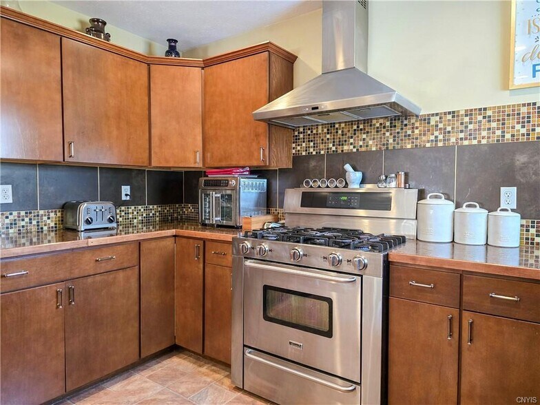 More Photos Of 337 N Peterboro St, Canastota Flex For Sale