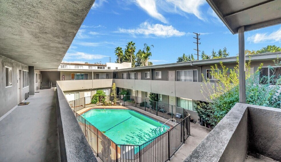 More Photos Of 6911 Haskell Ave, Van Nuys Apartments For Sale