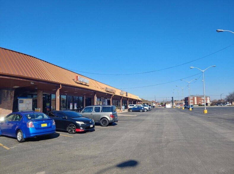 More Photos Of 4050-4140 W 87th St, Hometown Unknown For Lease