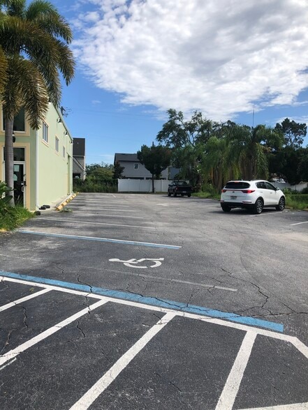 More Photos Of 2905 W Kennedy Blvd, Tampa Freestanding For Sale