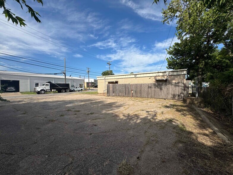 More Photos Of 300 N Washington St, Kaufman Office For Sale