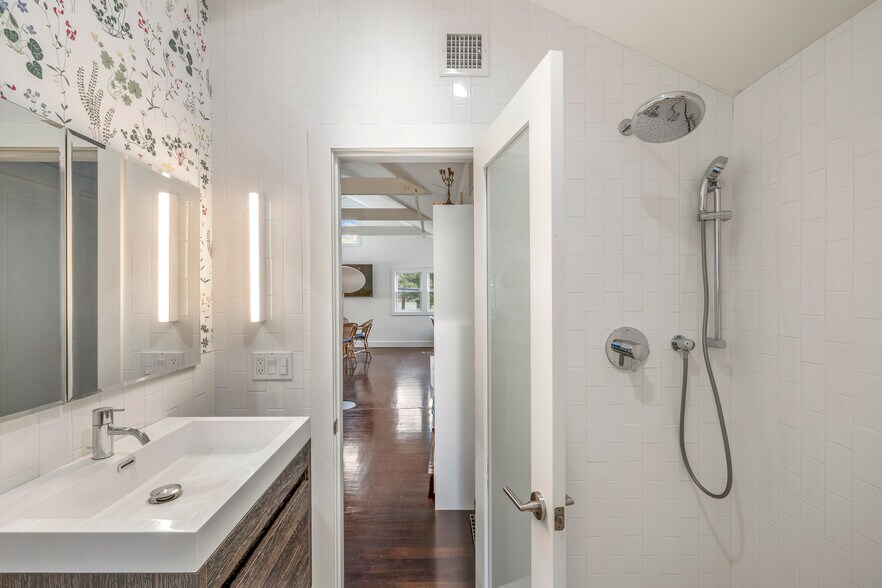 More Photos Of 1970 Montauk Hwy, Bridgehampton Restaurant For Sale