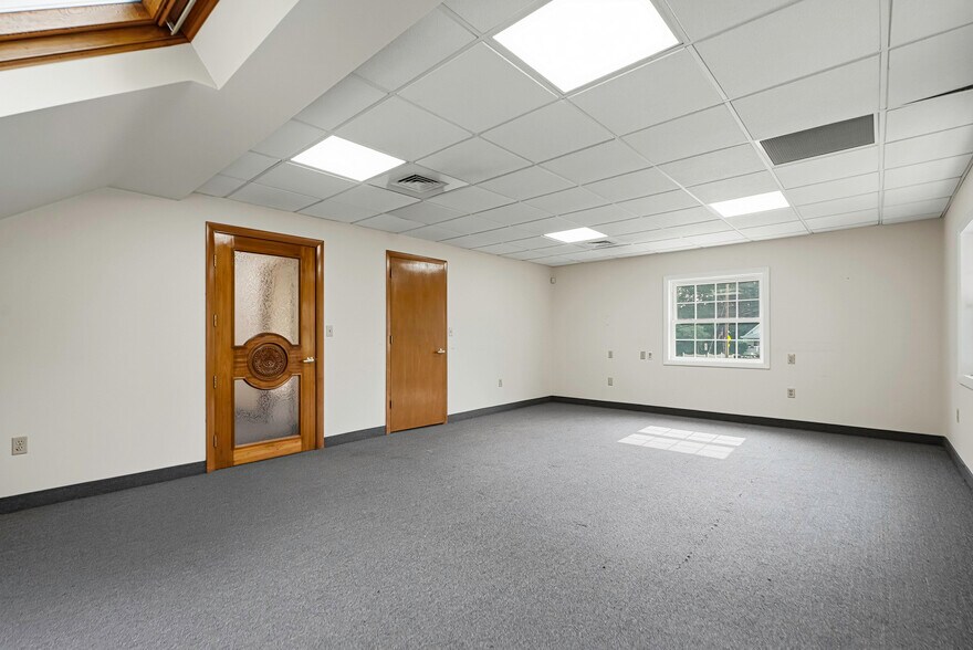 More Photos Of 37 Pierce St, Northborough Office For Sale