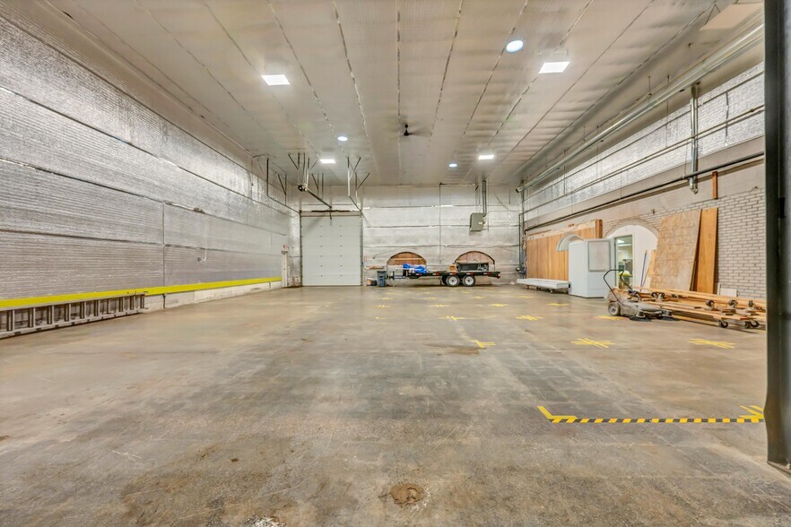 More Photos Of 2391 S Main St, Waterbury Showroom For Sale