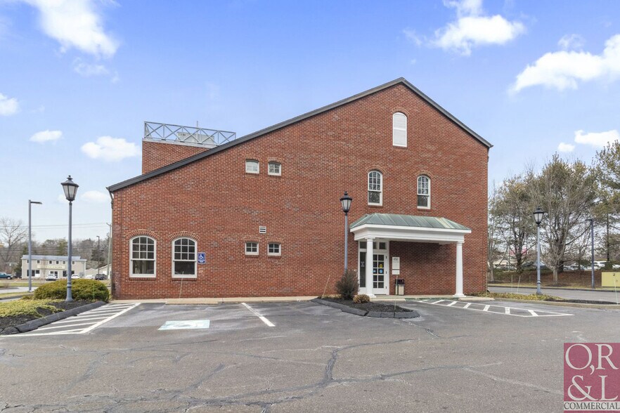More Photos Of 61 N Main St, Branford Bank For Lease