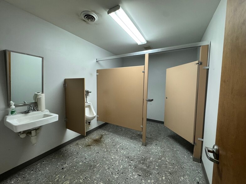 More Photos Of 855 Mitchell Road Ext, Tupelo Flex For Sale