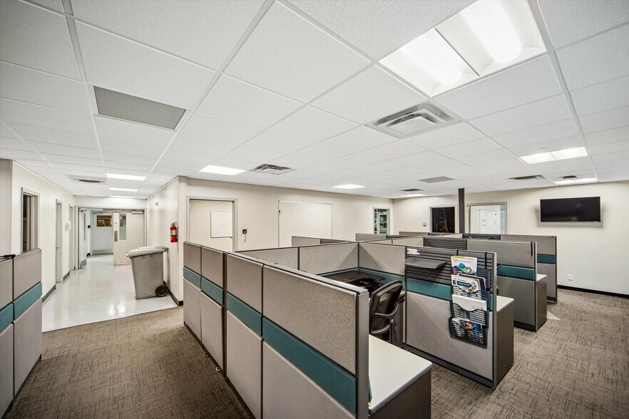 More Photos Of 1301 NE 56th St, Pleasant Hill Light Distribution For Sale
