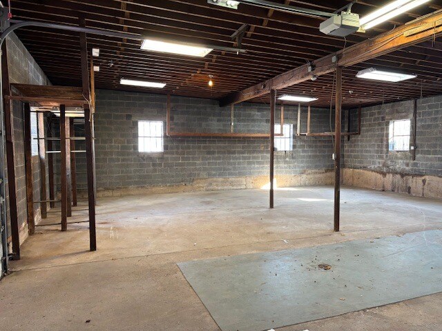 More Photos Of 12 Pease Ave, Middletown Showroom For Lease