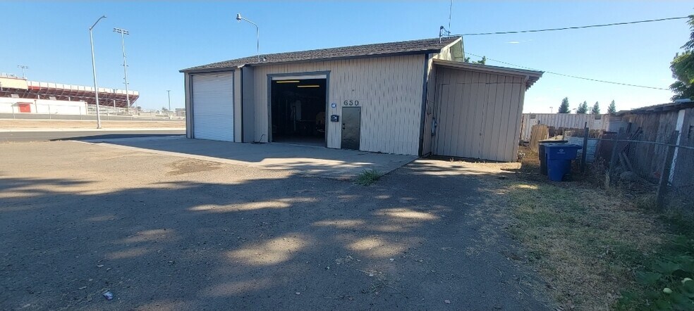 More Photos Of 650 S 7th St, Chowchilla Industrial For Sale