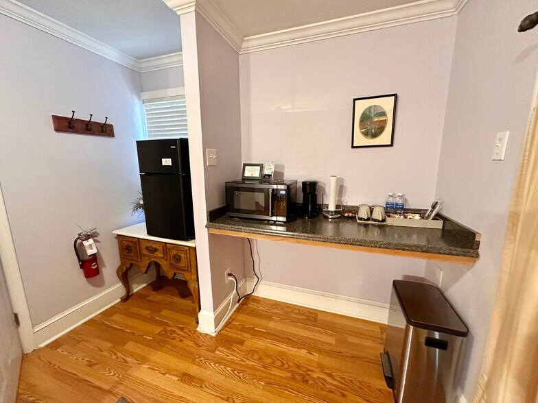 More Photos Of 615 College St, Clinton Hotel For Sale