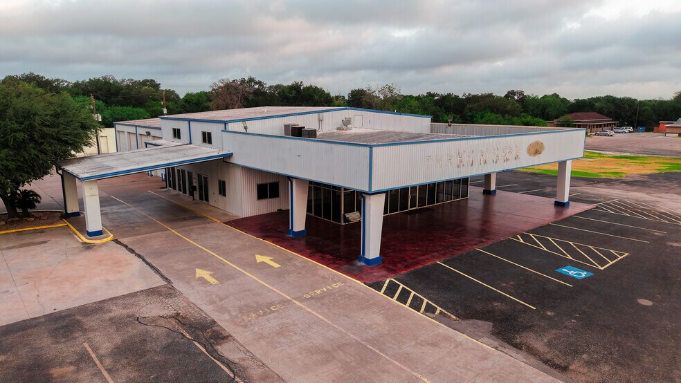 More Photos Of 905 N Harborth Ave, Three Rivers Auto Dealership For Sale