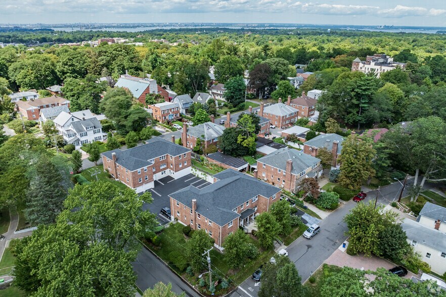More Photos Of 28 Linden St, Great Neck Apartments For Sale