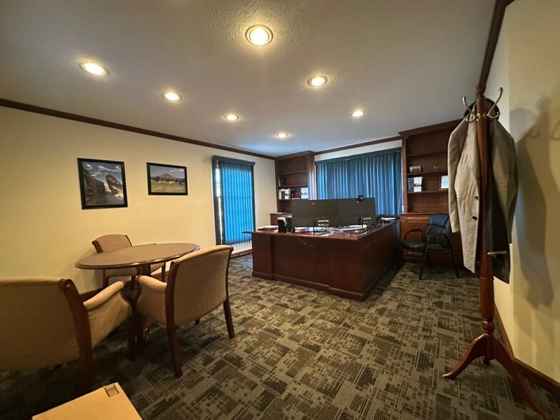 More Photos Of 800 E Franklin St, Dayton Office For Sale