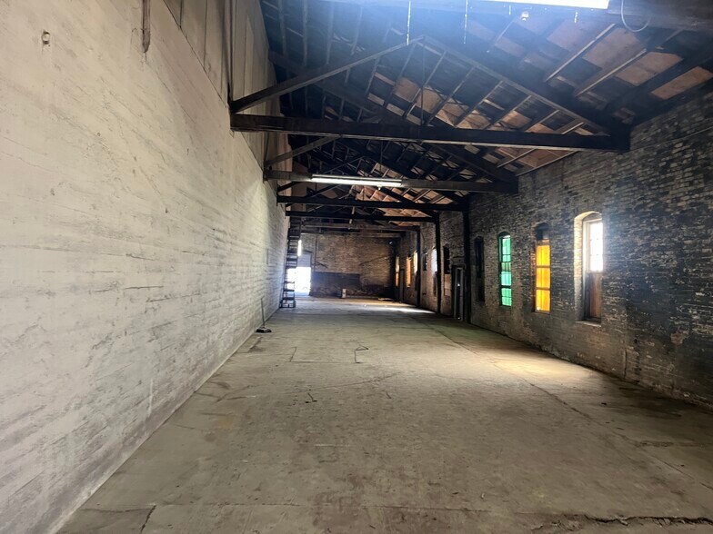 More Photos Of 1104-1120 E Oak St, Dekalb Manufacturing For Lease