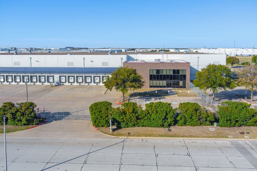 More Photos Of 1201 John Burgess Dr, Fort Worth Distribution For Lease
