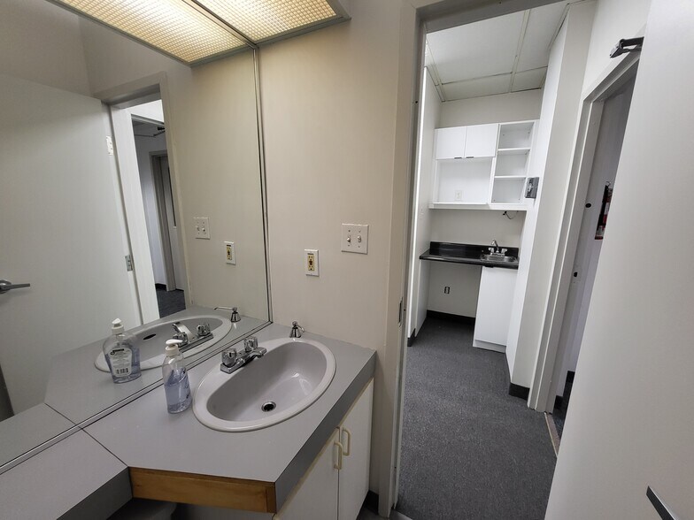 More Photos Of 300 Sheppard Ave W, Toronto Office For Lease