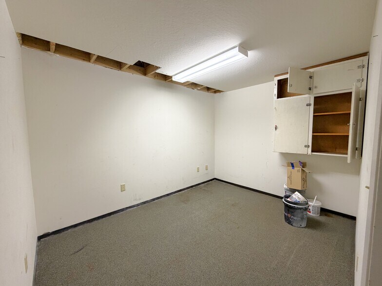 More Photos Of 309 Barclay Ave, Pine River Office For Sale