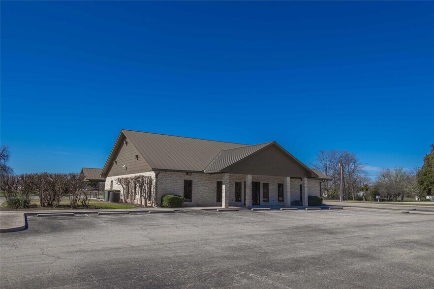 More Photos Of 3101 Austin Ave, Brownwood Bank For Sale