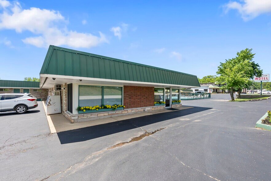 More Photos Of 310 S McCune St, Pilot Knob Hotel For Sale