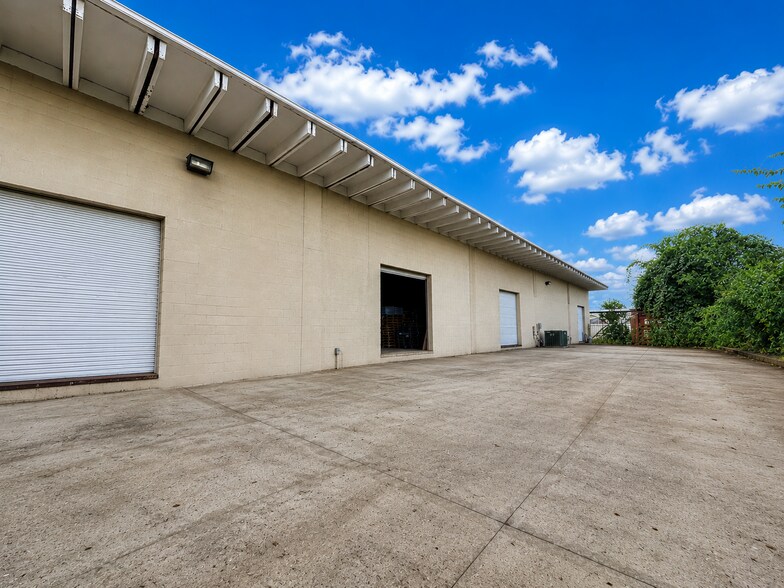 More Photos Of 3814 Woodbury Dr, Austin Warehouse For Lease