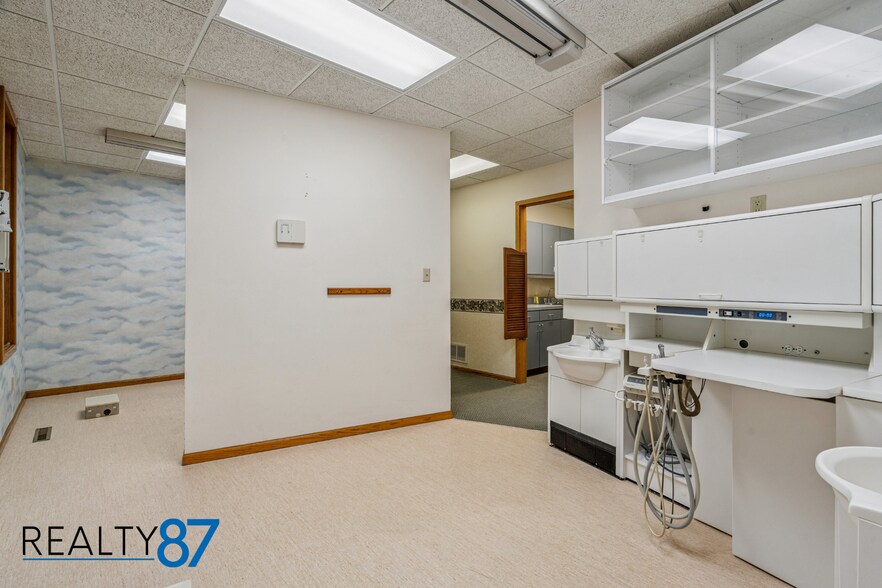 More Photos Of 3900 River Ridge Dr NE, Cedar Rapids Office For Lease