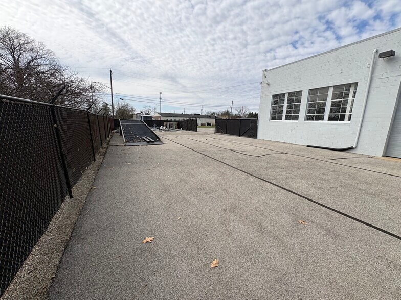 More Photos Of 5513 N Oxford St, Indianapolis Service For Lease