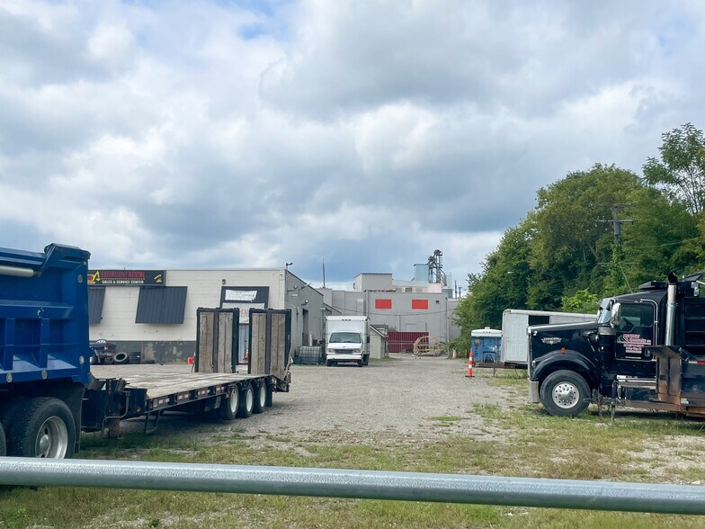 More Photos Of 375 E 2nd St, Imlay City Warehouse For Lease