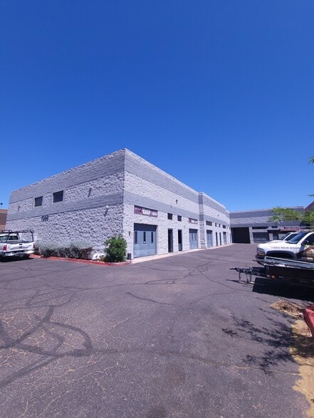 More Photos Of 7652 E Greenway Rd, Scottsdale Warehouse For Lease