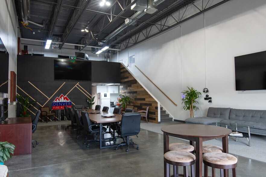 More Photos Of 4605 Quebec St, Denver Light Distribution For Sale