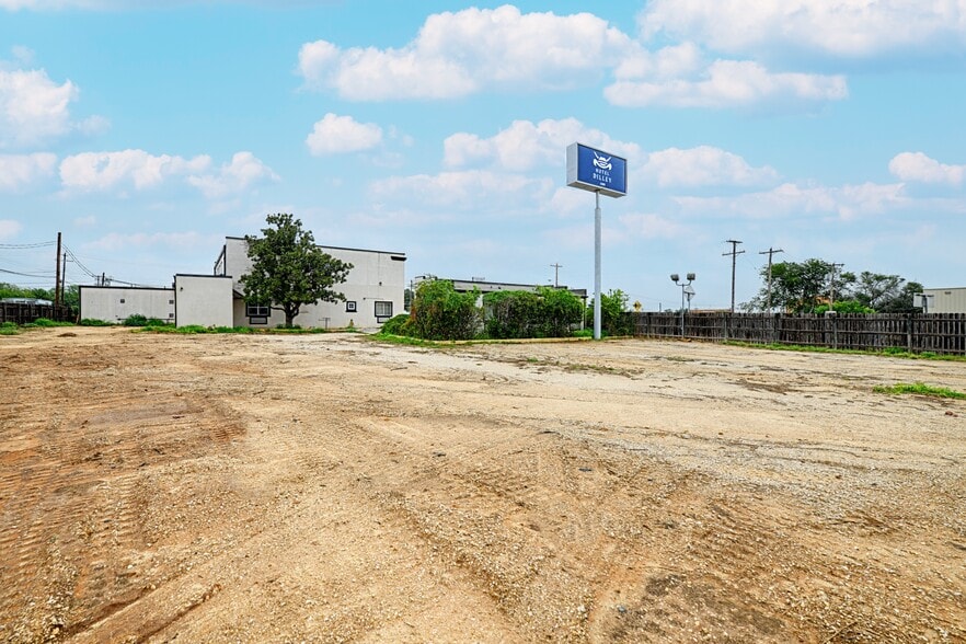 More Photos Of 110 S Main, Dilley Hotel For Sale