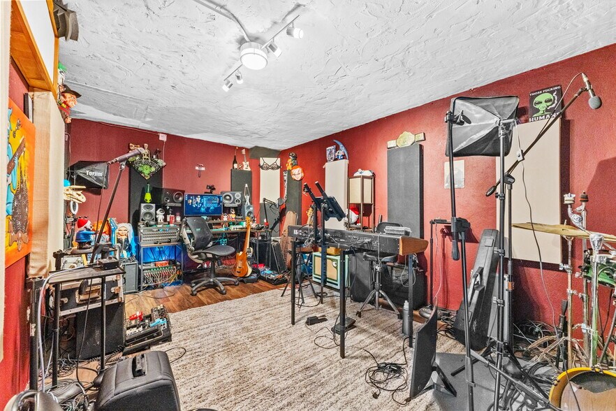 More Photos Of 701 49th St S, Gulfport Freestanding For Sale