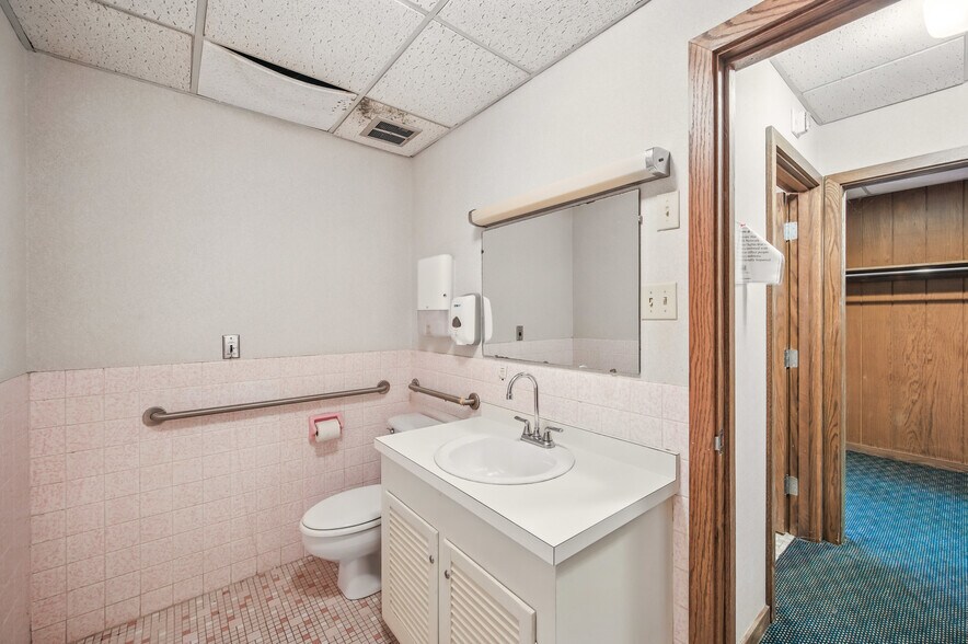 More Photos Of 2000 Green St, Farrell Medical For Sale