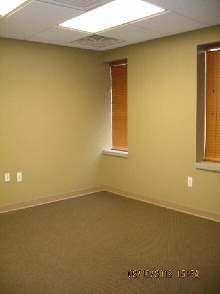 More Photos Of 21291 Hilltop St, Southfield Research And Development For Lease
