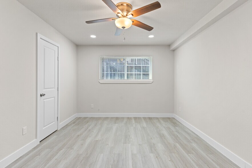 More Photos Of 8330 Carvel Ln, Houston Apartments For Sale