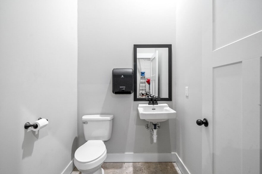 More Photos Of 1811 Mercantile Dr, Clarksville Light Distribution For Lease